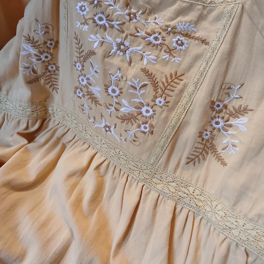 Large yellow embroidered dress - Picture 9 of 11